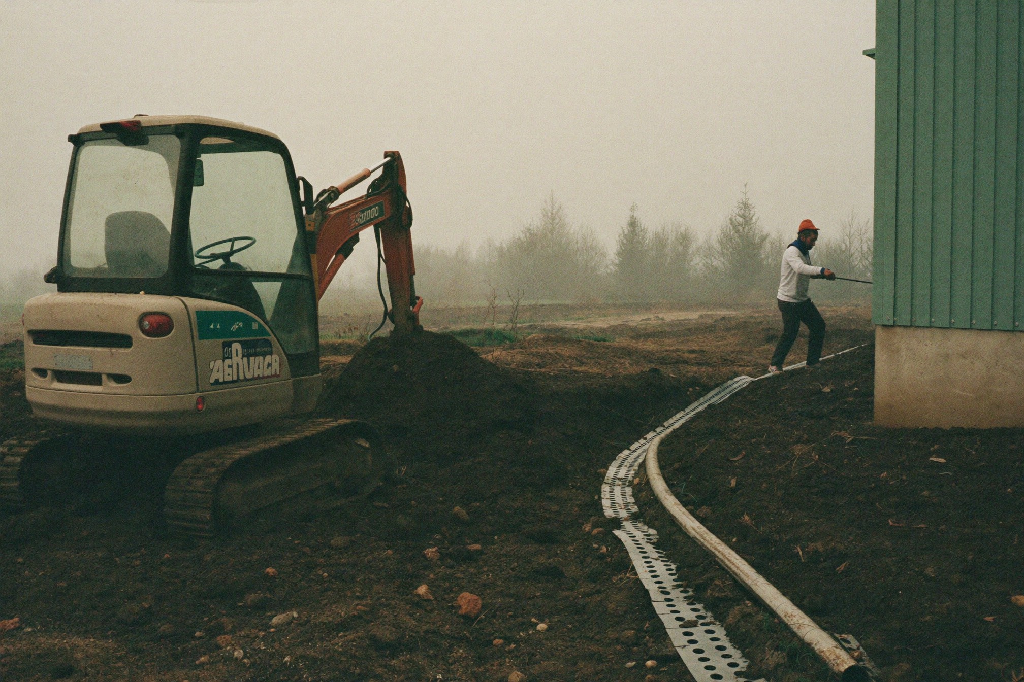 Excavation d'un drain français le long d'une fondation
